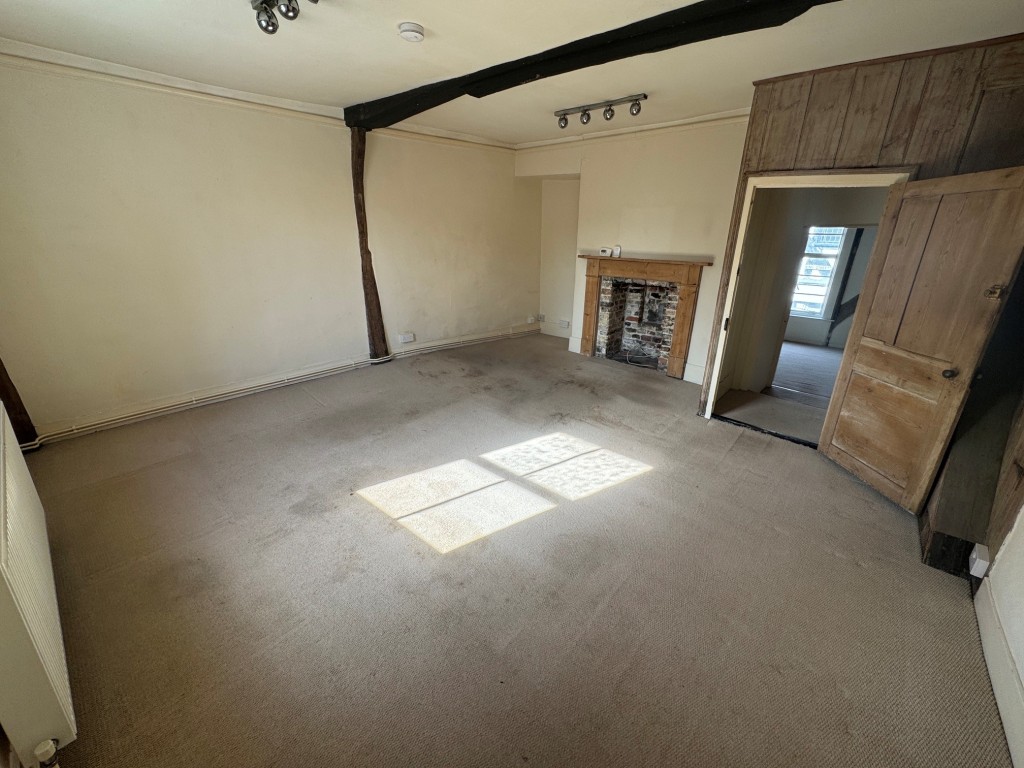 Lot: 90 - DOUBLE FRONTED SHOP AND MAISONETTE IN POPULAR CINQUE PORT TOWN - Residential - Living room